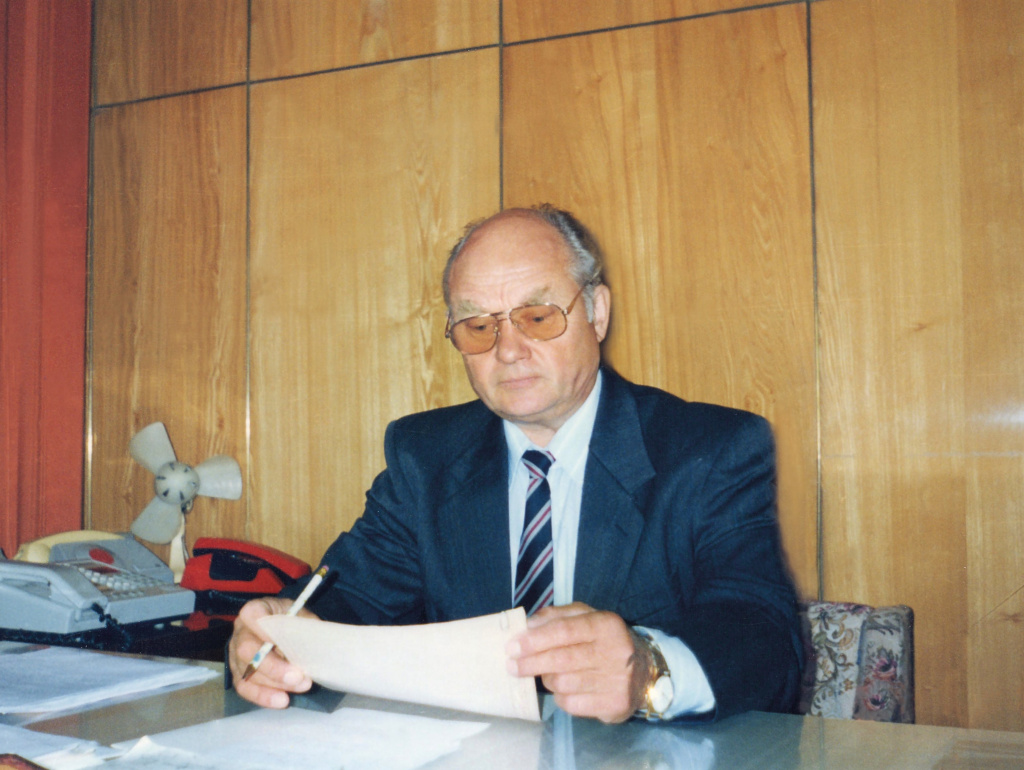 Н.А. Молодняков за рабочим столом_.jpg